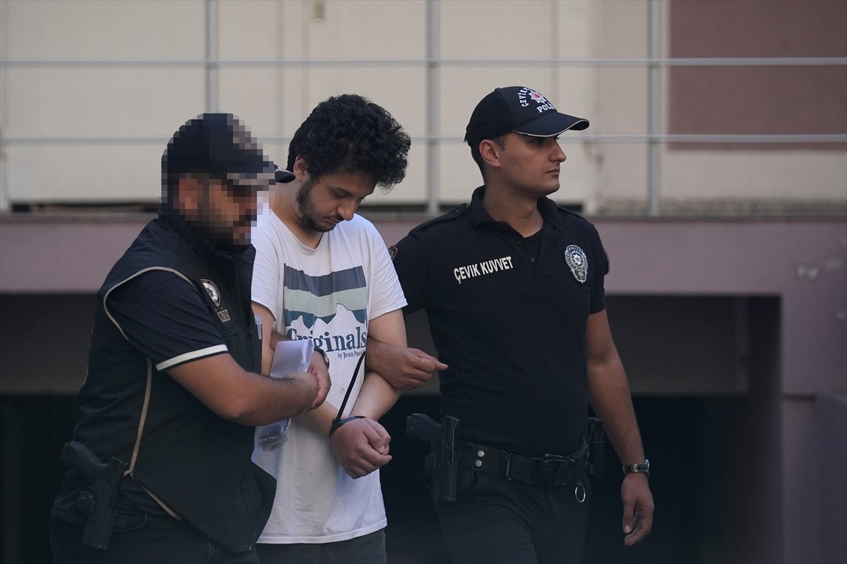 İzmir'de polis merkezine silahlı saldırı gerçekleştiren 16 yaşındaki saldırganın anne ve babasının...