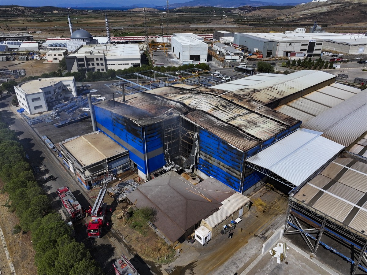 İzmir'in Aliağa ilçesinde çelik konstrüksiyon fabrikasında çıkan yangın itfaiye ekiplerinin...