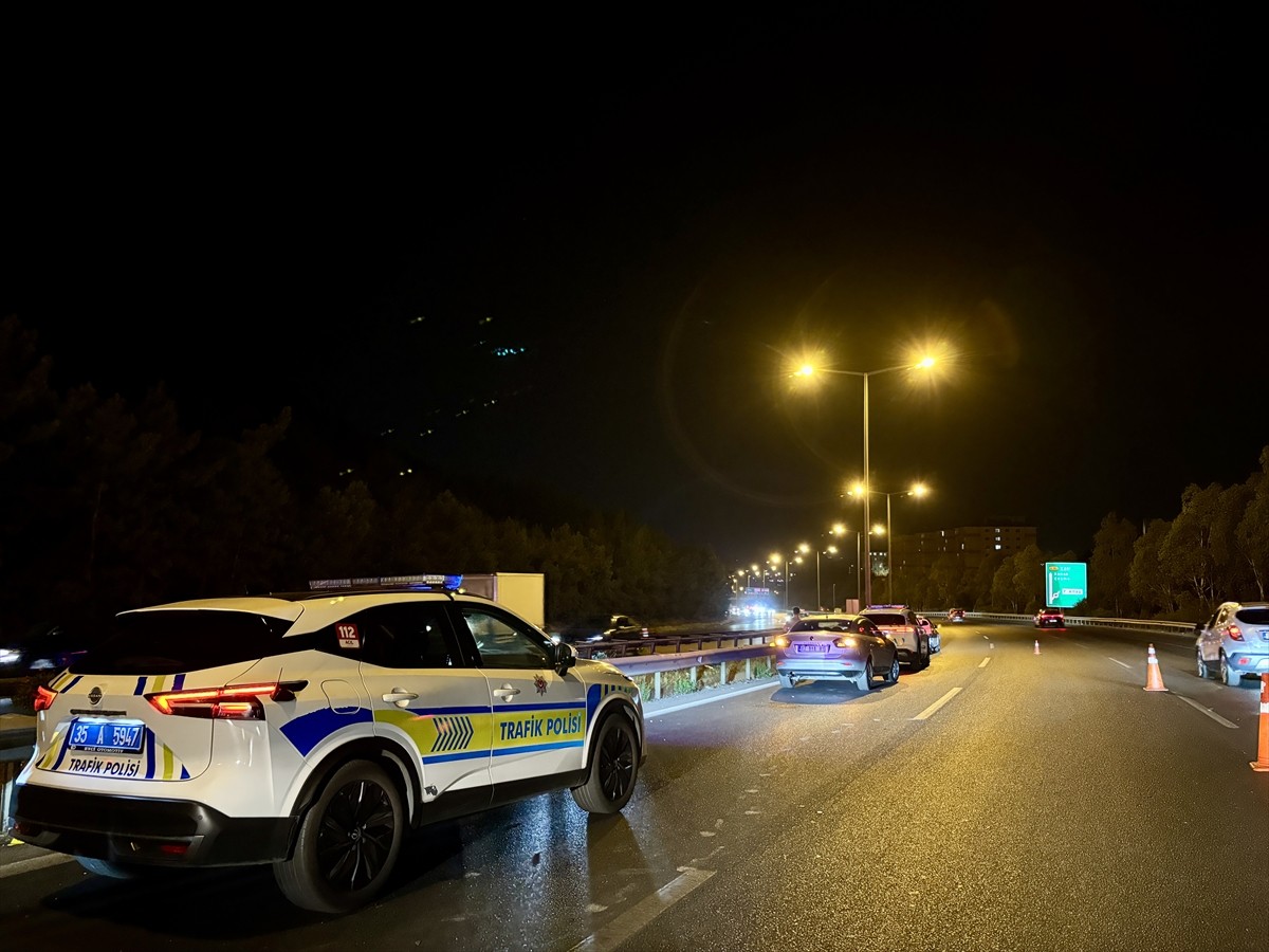 İzmir'in Balçova ilçesinde bariyere çarpan motosikletin sürücüsü hayatını kaybetti. Çevredeki...