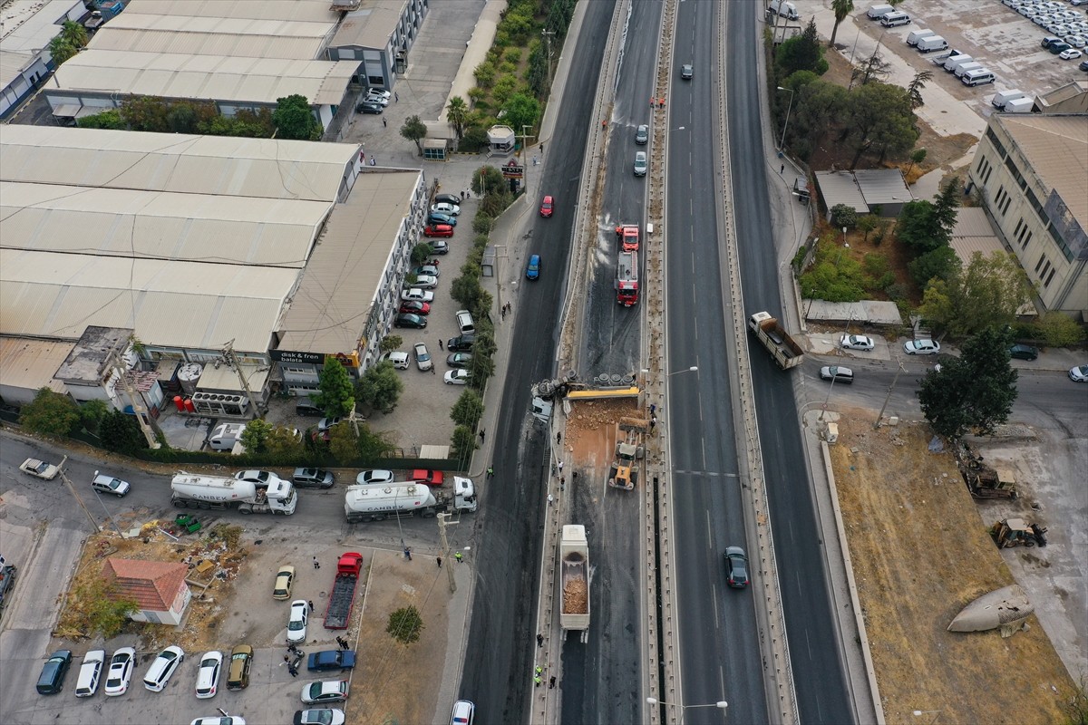 İzmir'in Bornova ilçesinde, yoldan çıkarak viyadükte asılı kalan tırın sürücüsü yaralandı....