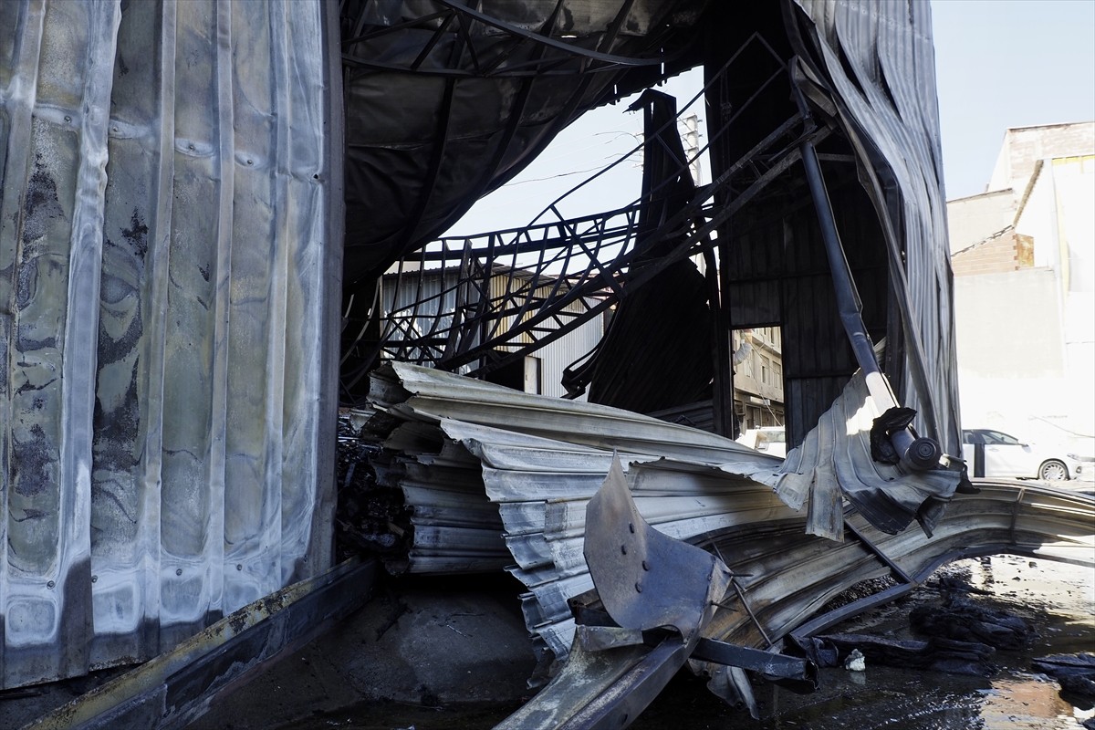 İzmir'in Buca ilçesinde atık ve çöplerin bulunduğu alanda çıkan yangın, sıçradığı mobilya deposunu...