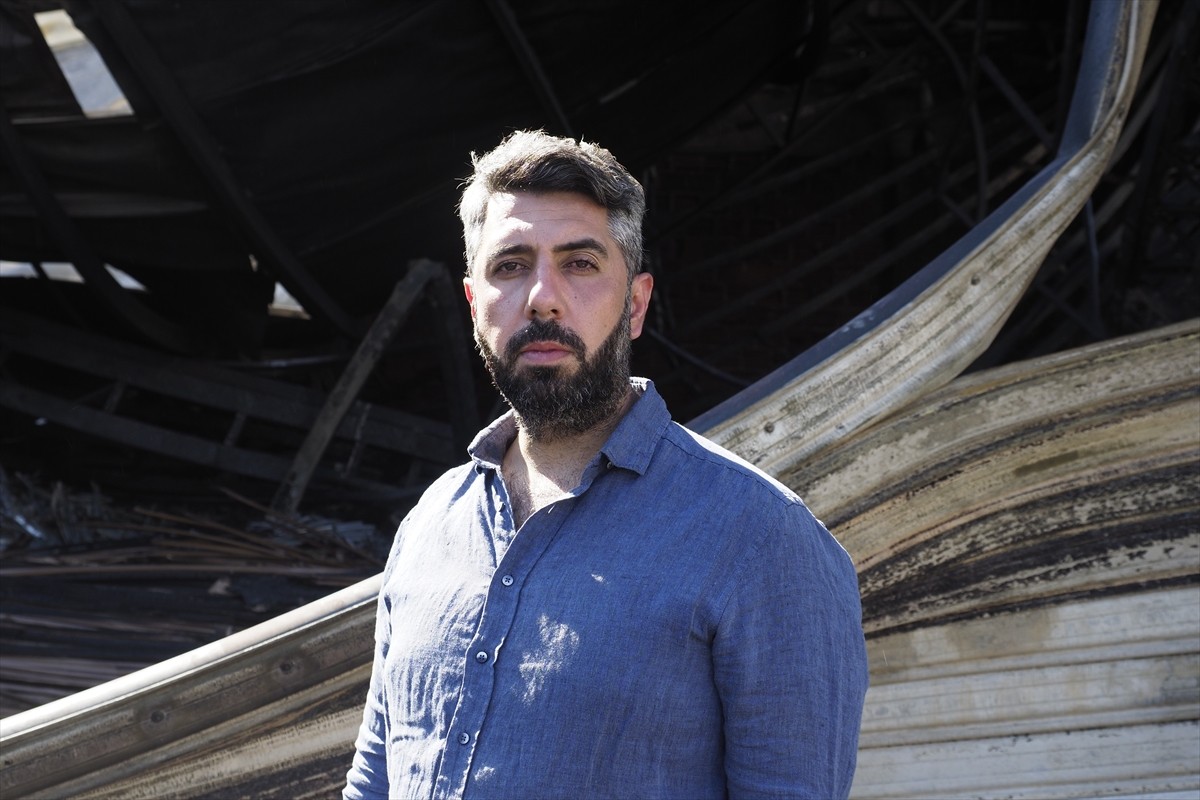 İzmir'in Buca ilçesinde atık ve çöplerin bulunduğu alanda çıkan yangın, sıçradığı mobilya deposunu...