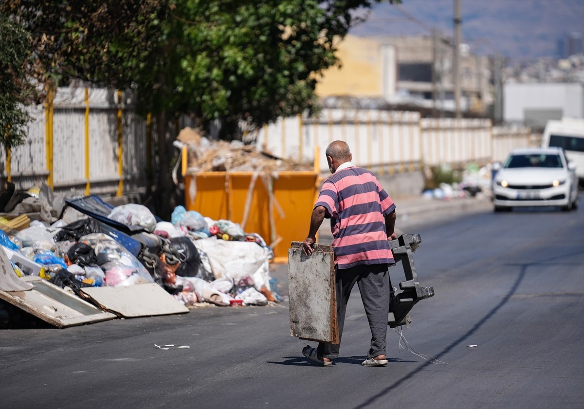 İzmir'in Buca ilçesinde toplanmayan çöpler kötü koku ve kirlilik oluşturuyor.