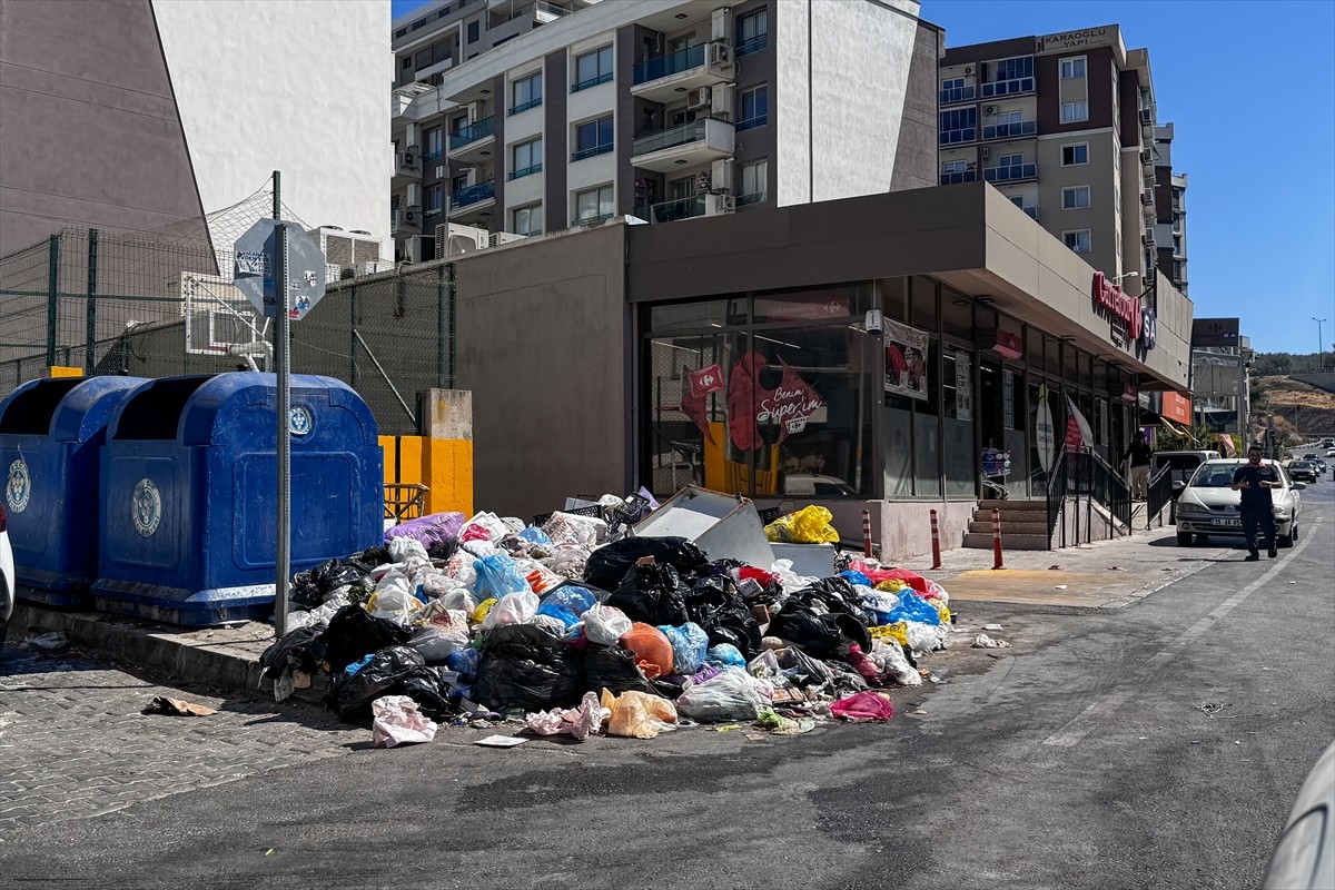 İzmir'in Buca ilçesinde vatandaşlar, sokaklarda biriken çöplere ve oluşan kötü kokuya çözüm...