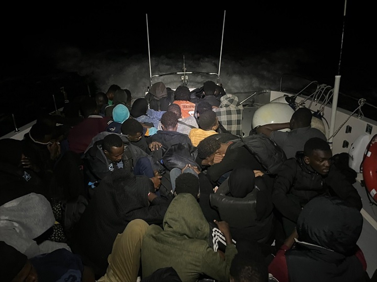 İzmir'in Çeşme ilçesi açıklarında 107 düzensiz göçmen yakalandı, Seferihisar ilçesi açıklarında...