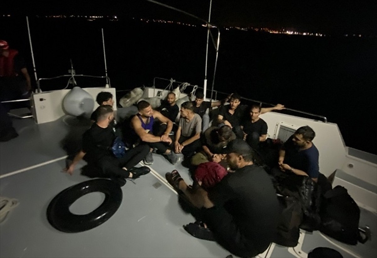 İzmir'in Çeşme ilçesi açıklarında 11 düzensiz göçmen yakalandı.
