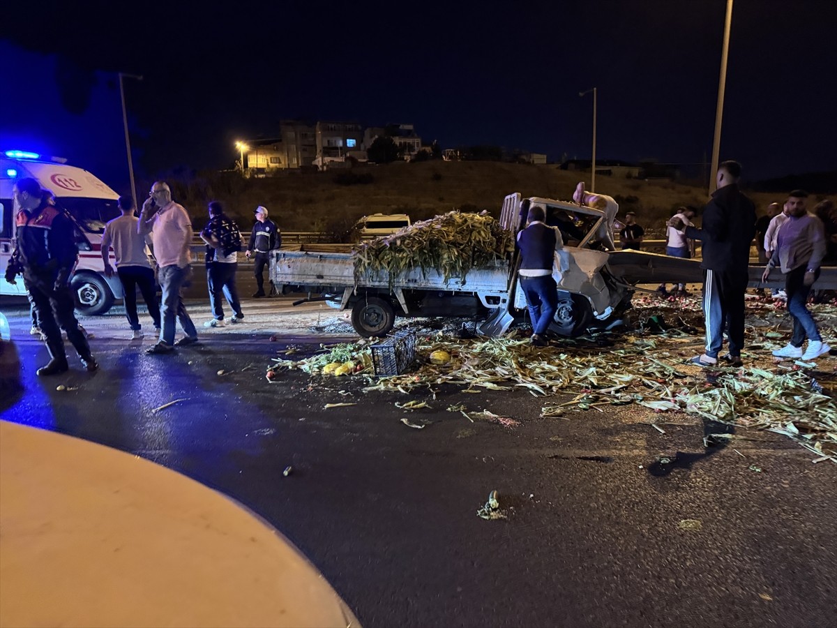 İzmir'in Gaziemir ilçesinde otoyol ayrımındaki bariyerlere çarpan kamyonette sıkışan 3 kişiyi...