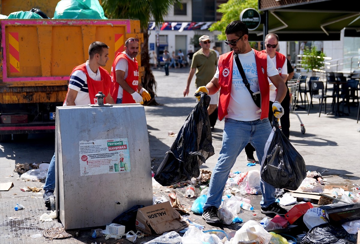 İzmir'in Karşıyaka ve Konak ilçelerinde yaşayan vatandaşlar, sokaklarda biriken çöpler ve oluşan...