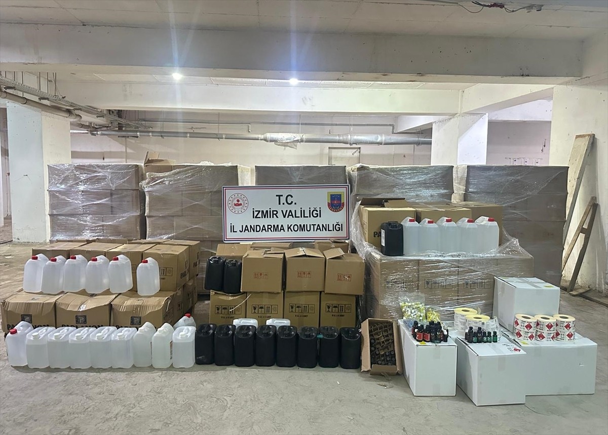 İzmir'in Konak ilçesinde düzenlenen kaçakçılık operasyonunda 7 ton etil alkol ele geçirildi, 2...