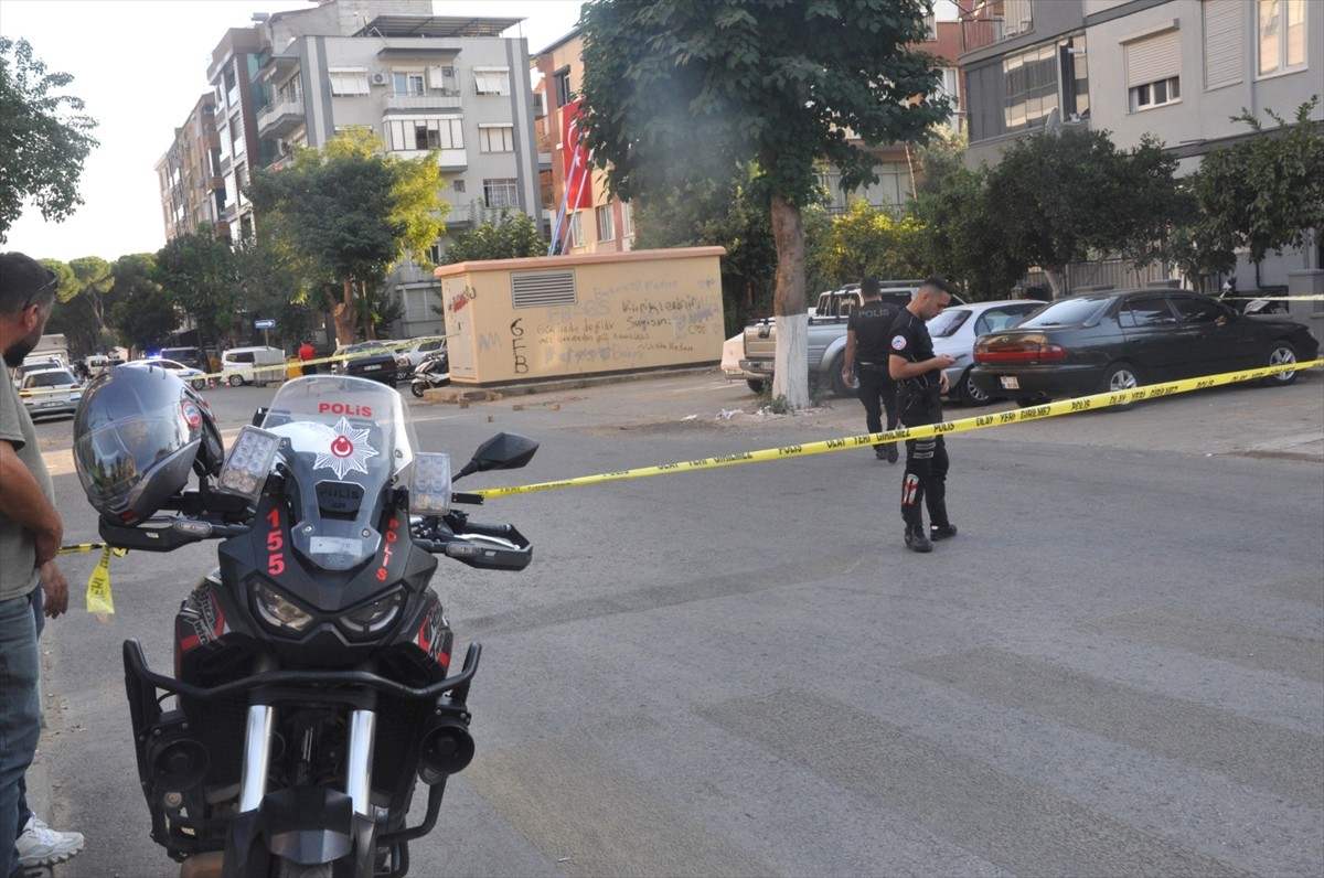 İzmir'in Ödemiş ilçesinde çıkan silahlı kavgada biri ağır 2 kişi yaralandı. Polis ekipleri, olay...