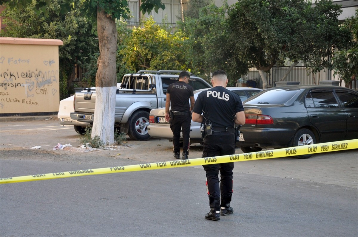 İzmir'in Ödemiş ilçesinde çıkan silahlı kavgada biri ağır 2 kişi yaralandı. Polis ekipleri, olay...