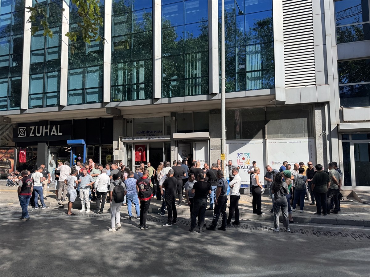 İzne çıkarılan İzmir Büyükşehir Belediyesi güvenlik görevlileri, İzmir Büyükşehir Belediyesi...