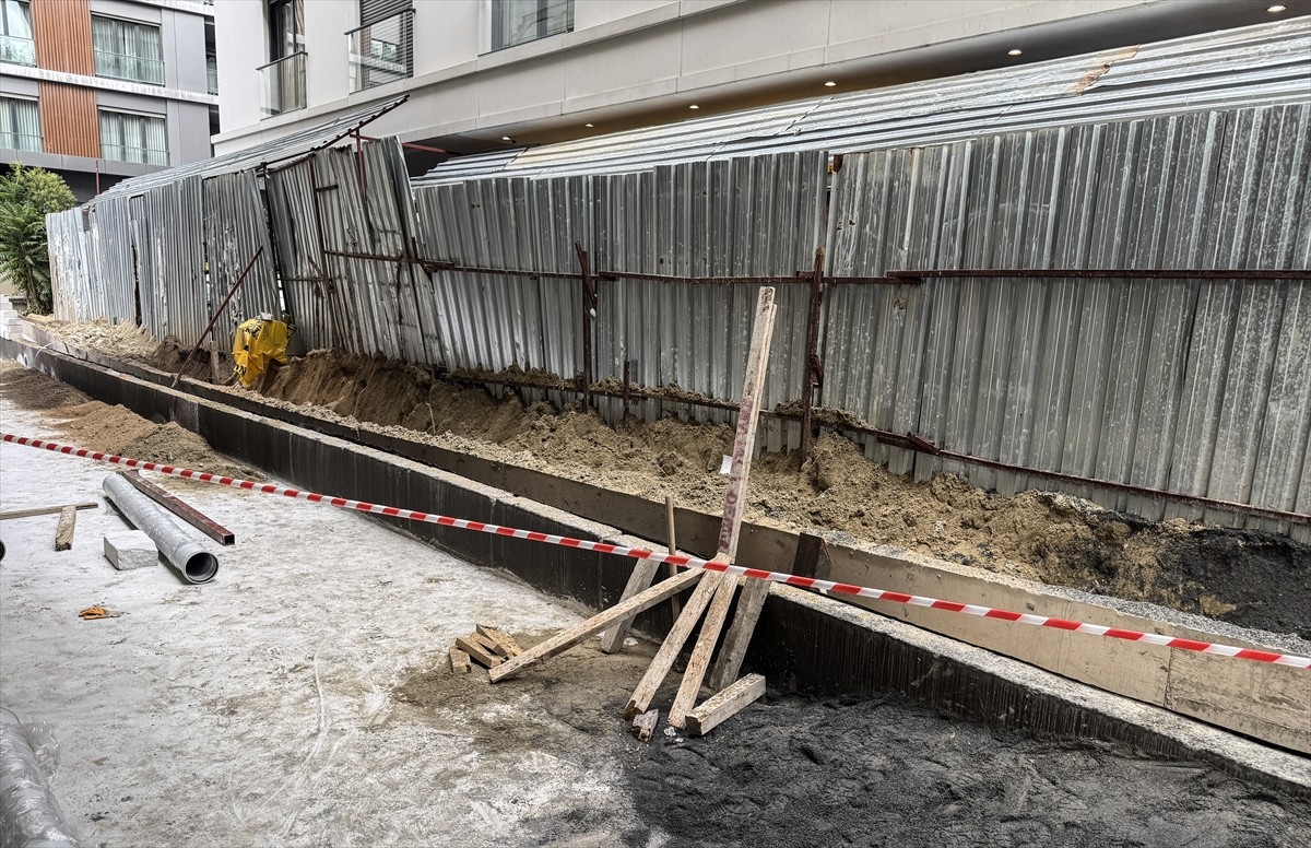 Kadıköy'de bir inşaata ait şantiyede kayan istinat duvarının altında kalarak yaralanan 2 işçi...