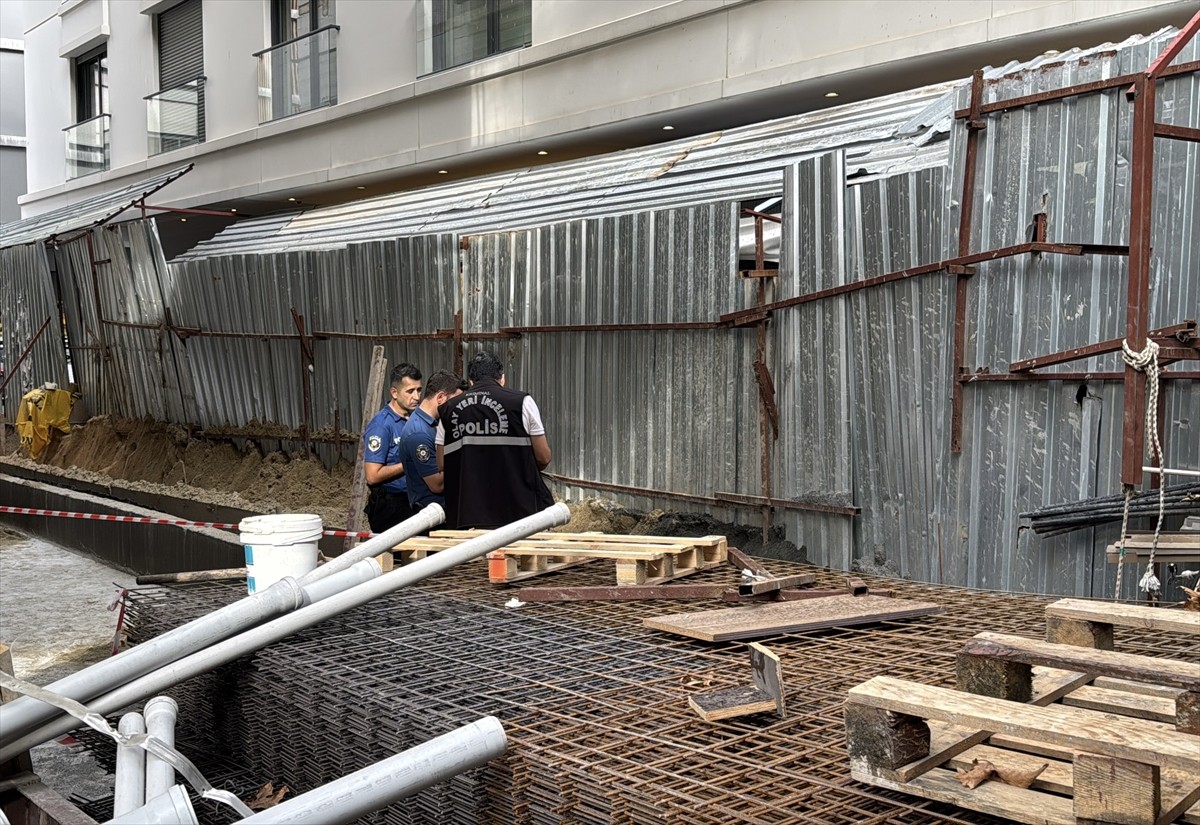 Kadıköy'de bir inşaata ait şantiyede kayan istinat duvarının altında kalarak yaralanan 2 işçi...