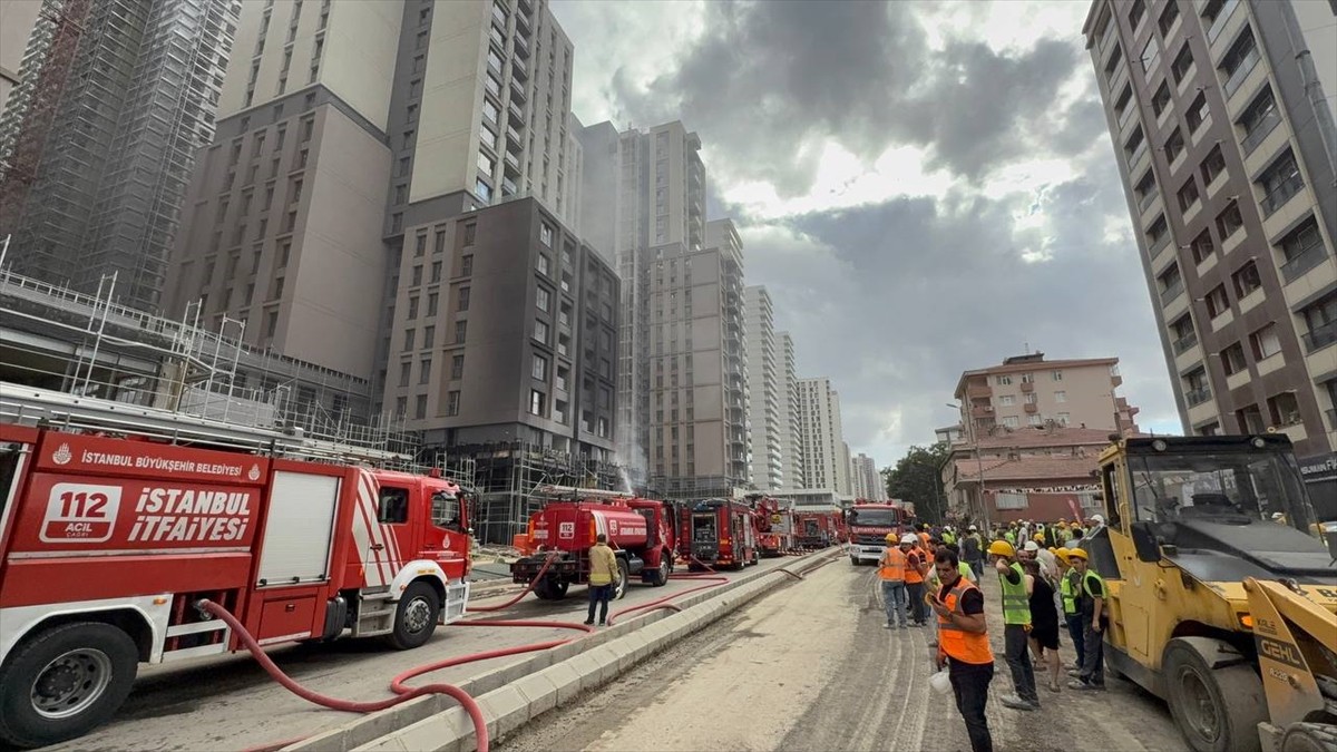 Kadıköy'de inşaat halindeki 12 katlı binada çıkan yangın, itfaiye ekiplerince söndürüldü.