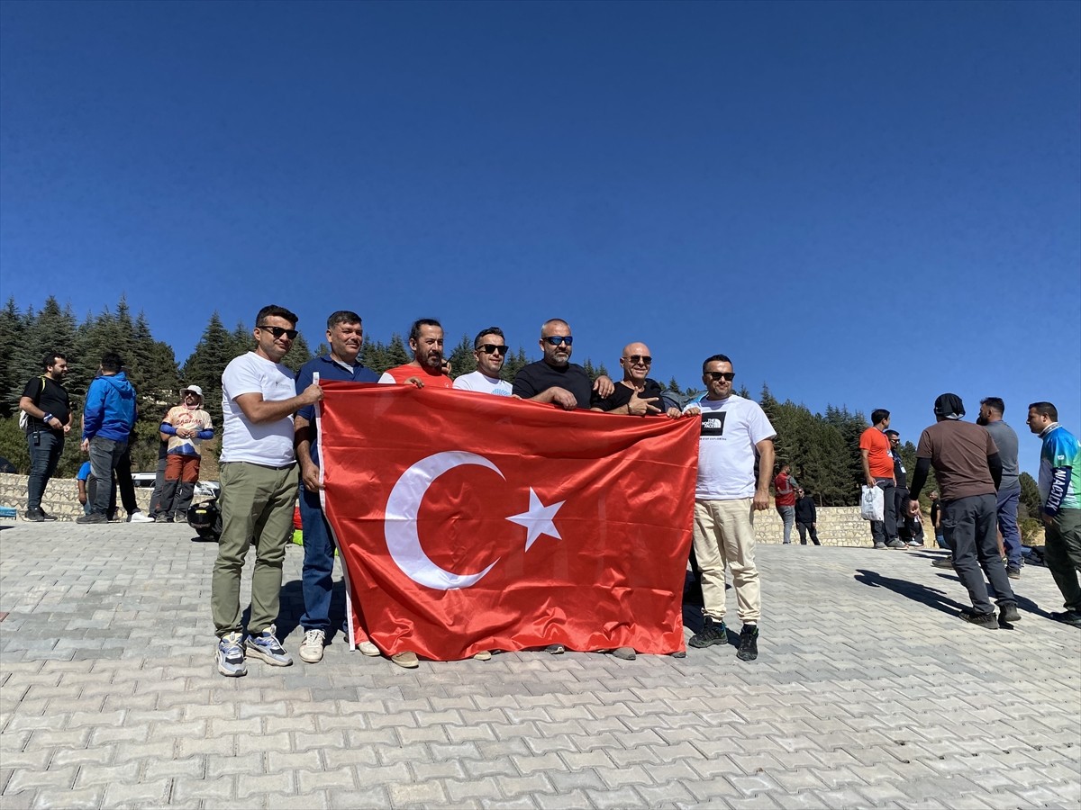 Kahramanmaraş'ın Dulkadiroğlu ilçesinde yamaç paraşütü şenliği düzenlendi.