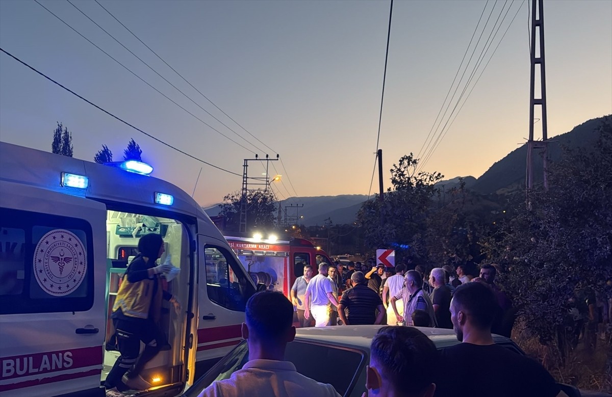 Kahramanmaraş'ın Onikişubat ilçesinde hafif ticari araçla iki otomobilin çarpıştığı kazada 1'i...