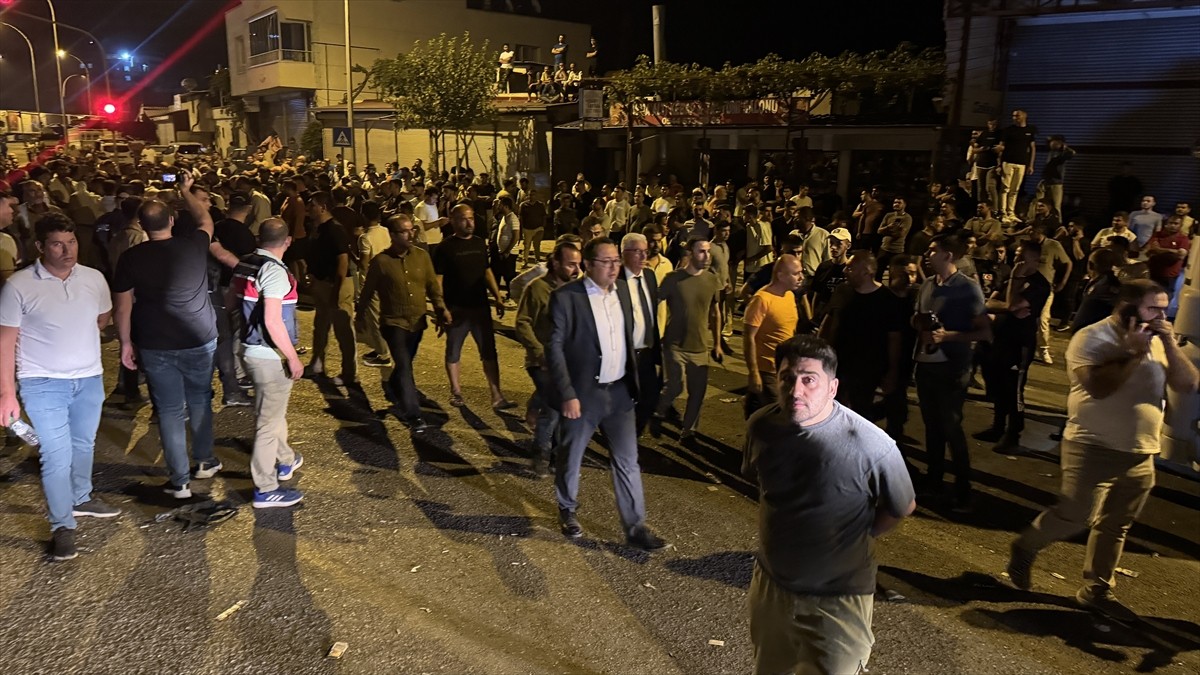 Kahramanmaraş'ın Pazarcık ilçesinde tırın çarptığı genç yaşamını yitirdi. Kaza bölgesinde toplanan...