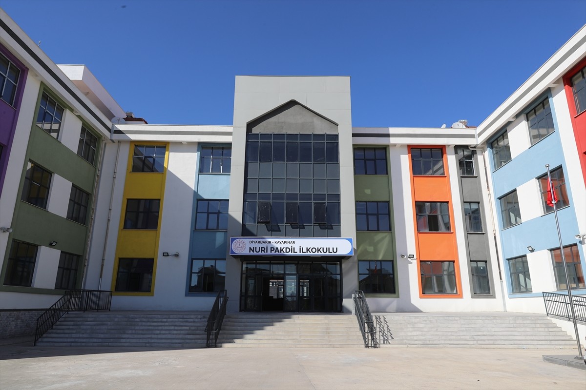 Kahramanmaraş merkezli 6 Şubat 2023'teki depremlerin ardından Diyarbakır'da 70 okul inşa edildi...