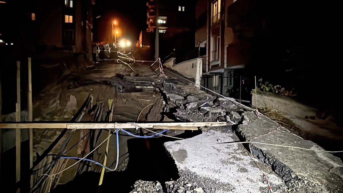 Karabük'te inşaat sahasının yanındaki yolun bir bölümünde çökme meydana geldi.