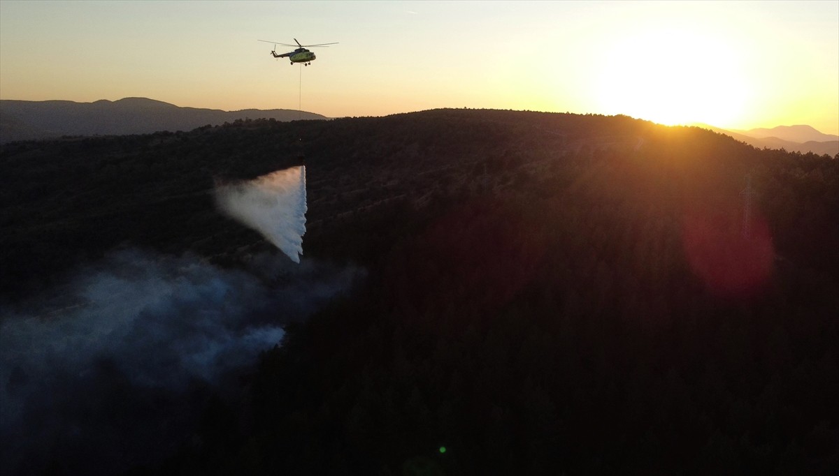 Karabük'ün Ovacık ilçesinde çıkan orman yangını havadan ve karadan müdahaleyle kontrol altına...