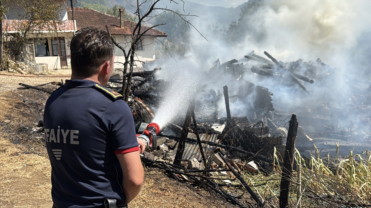 Karabük'ün Safranbolu ilçesinde evde çıkıp ormana sıçrayan yangını söndürme çalışmaları...