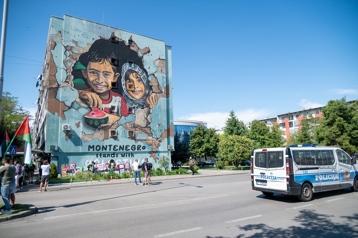 Karadağ'ın başkenti Podgoritsa'da yüzlerce kişi, İsrail'in Gazze'de uyguladığı soykırımın durması...