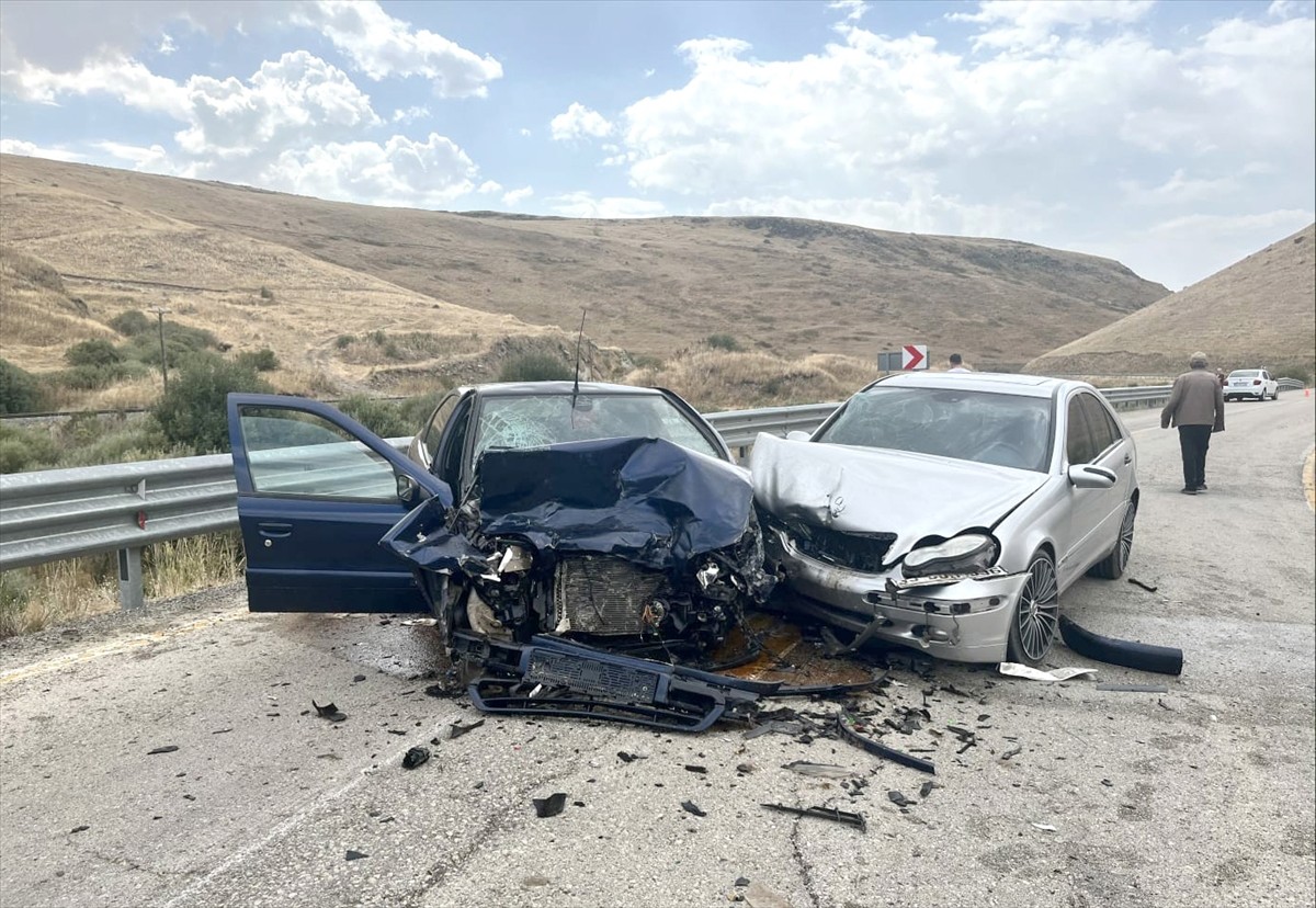 Kars'ın Sarıkamış ilçesinde 3 aracın karıştığı zincirleme trafik kazasında 7 kişi...