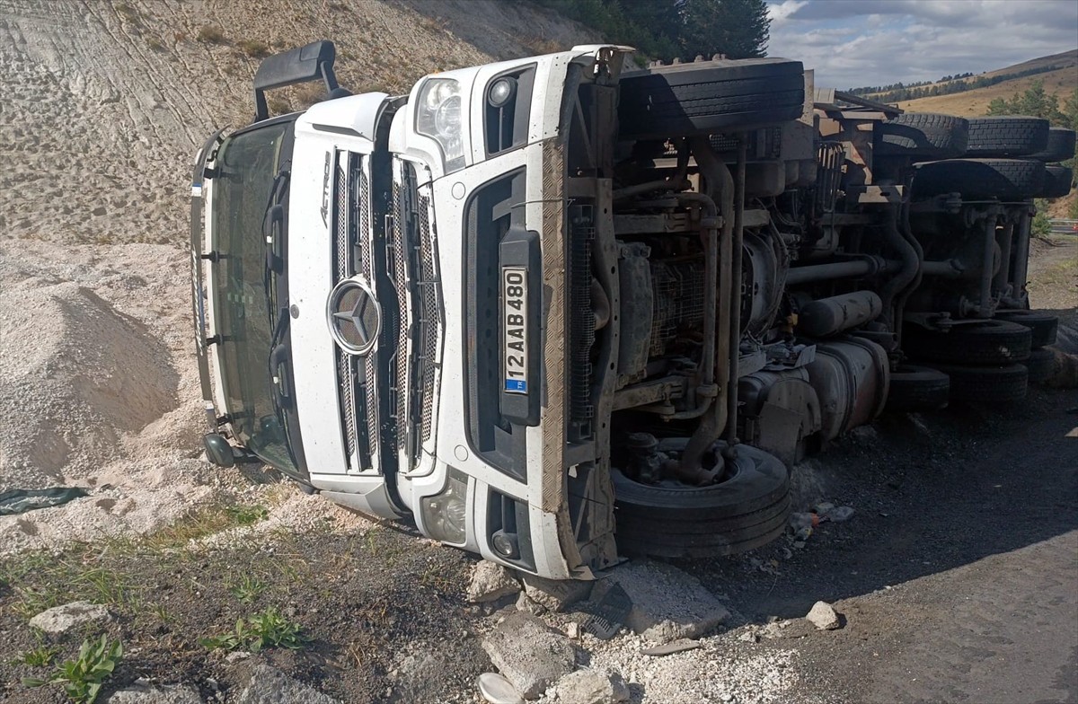 Kars'ın Sarıkamış ilçesinde kamyonun devrilmesi sonucu 55 küçükbaş hayvan telef oldu.