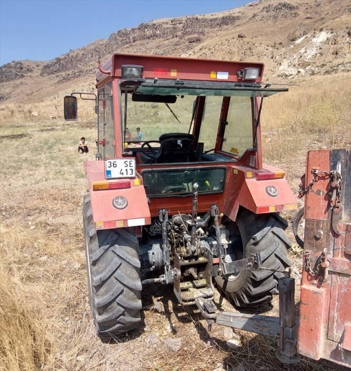 Kars'ın Sarıkamış ilçesinde seyir halindeki traktörden düşen çocuk hayatını kaybetti.