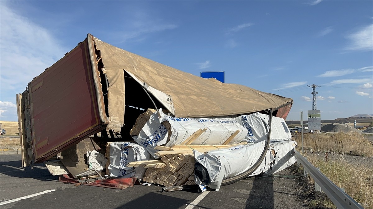Kars'ta devrilen kereste yüklü tır Ardahan kara yolunda ulaşımın aksamasına neden oldu.