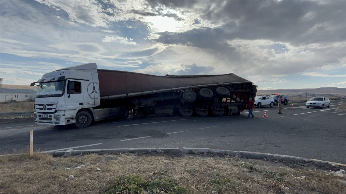 Kars'ta devrilen kereste yüklü tır Ardahan kara yolunda ulaşımın aksamasına neden oldu.