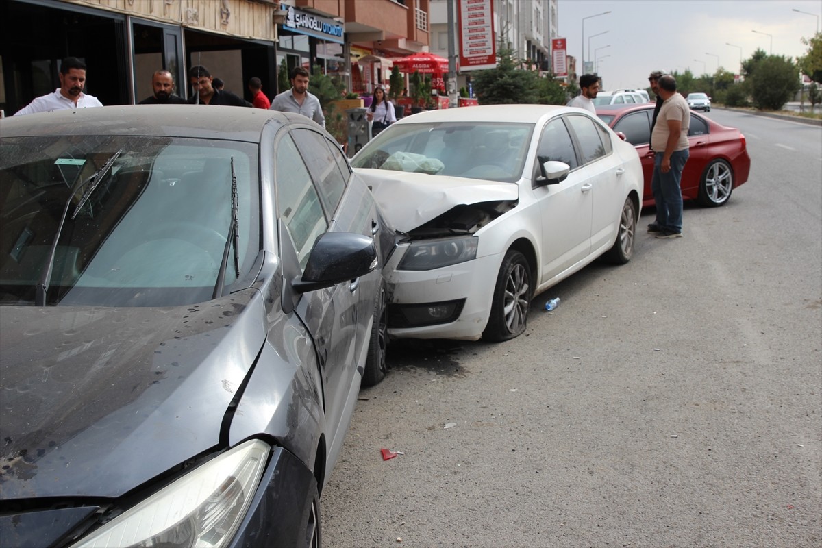 Kars'ta kontrolden çıkarak park halindeki araçlara çarpan otomobilin sürücüsü yaralandı. 