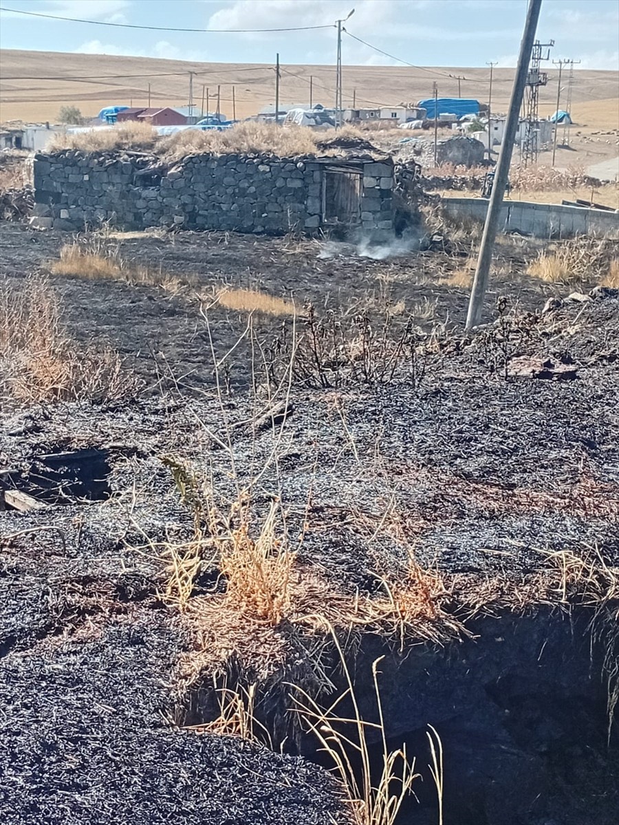 Kars'ta kullanılmayan bir evde çıkan yangın, diğer evlere sıçramadan ekipler tarafından...