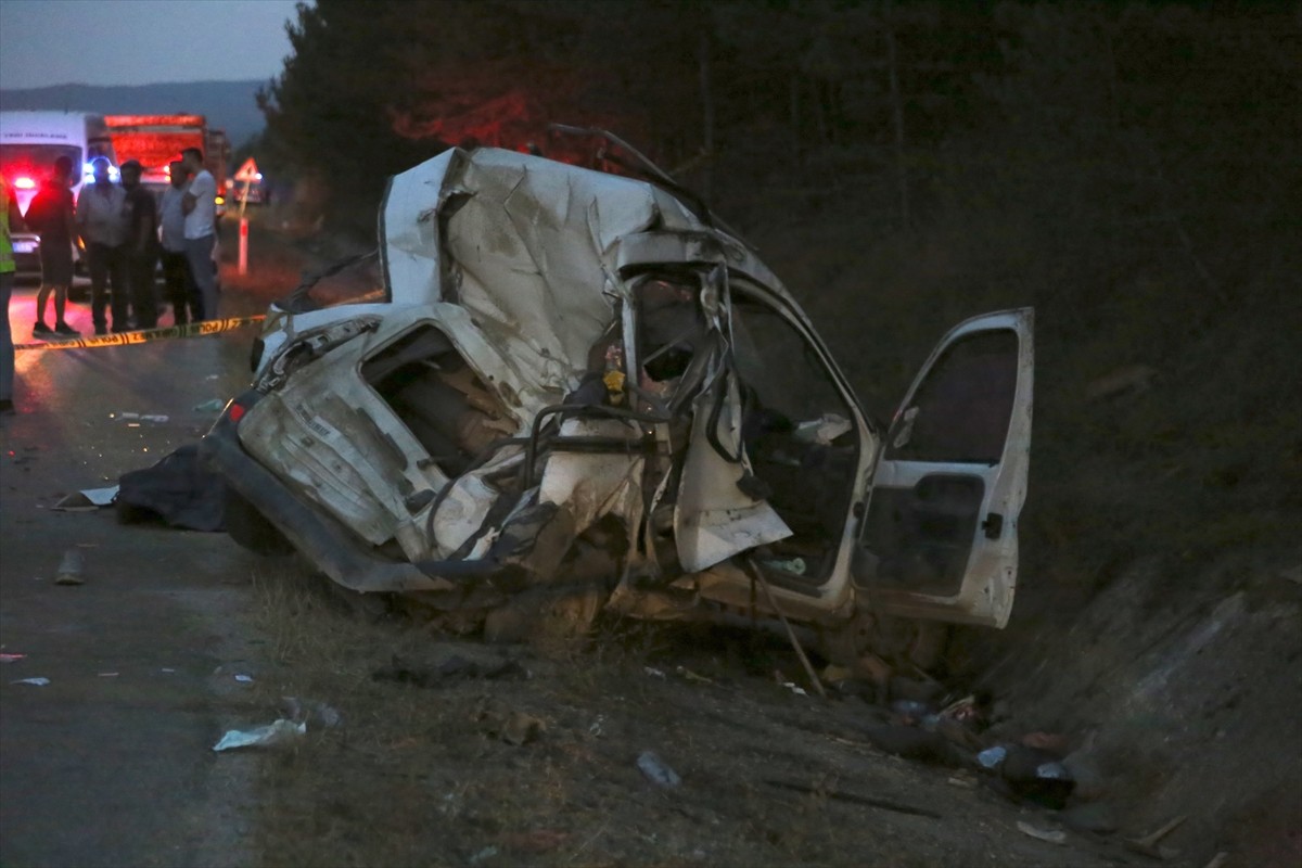 Kastamonu'nun Ağlı ilçesinde hafif ticari araç ile otomobilin çarpıştığı kazada 2 kişi öldü, 5...