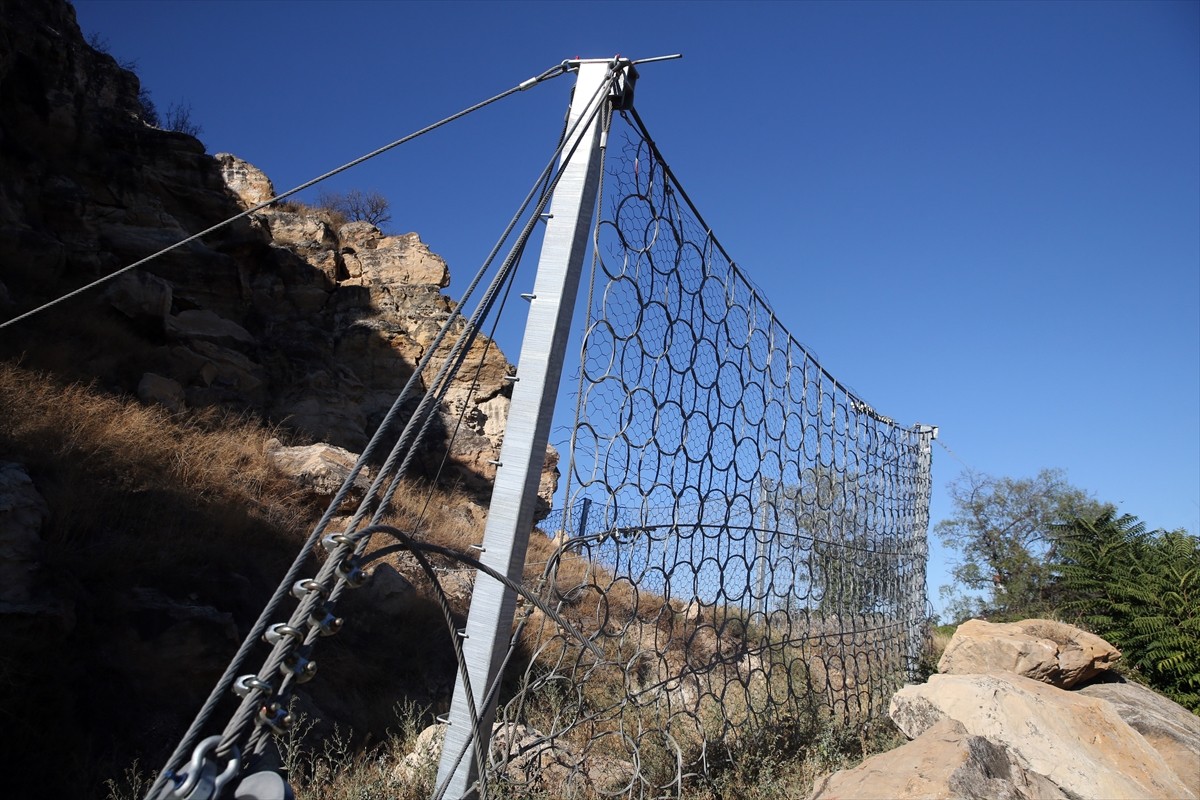 Kastamonu İl Afet ve Acil Durum Müdürlüğü (AFAD) tarafından kayaların çevresi çelik tellerle...