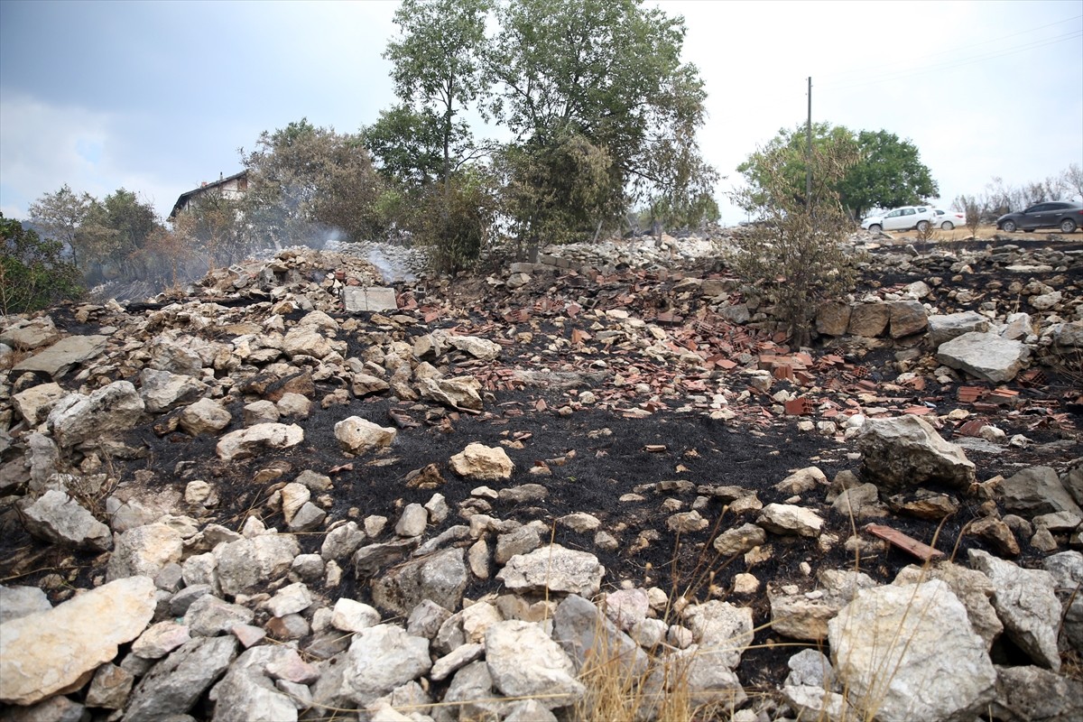 Kastamonu-Karabük sınırında kontrol altına alınan iki orman yangınını söndürme çalışmaları...
