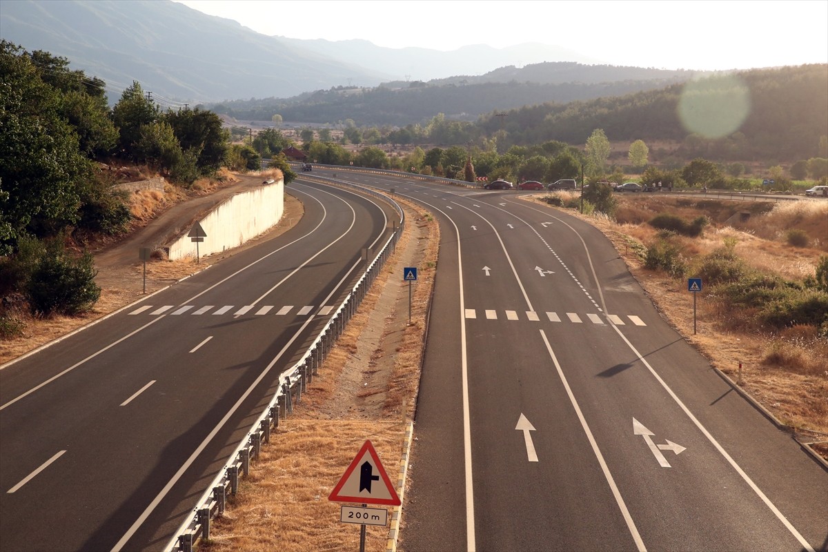 Kastamonu-Karabük sınırındaki 2 orman yangınını söndürme çalışmaları devam ediyor. ...