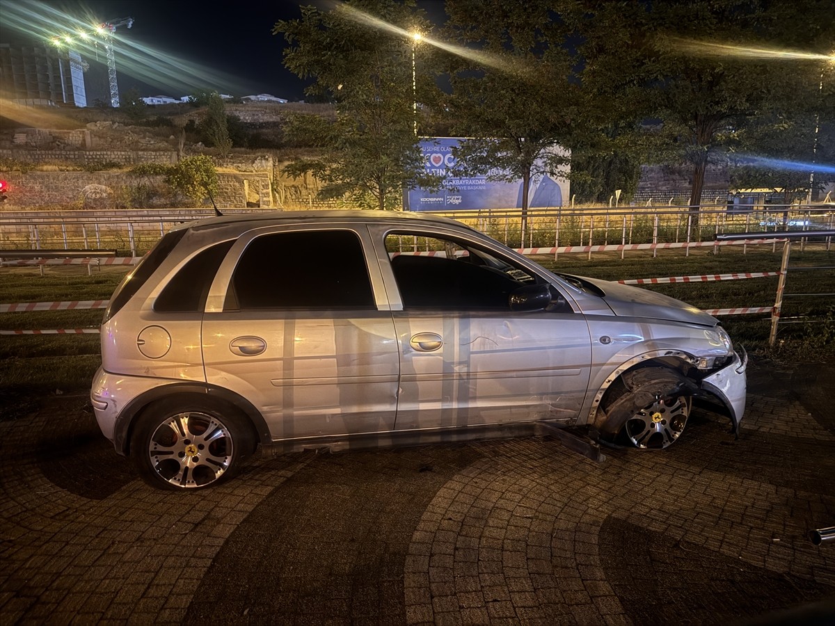 Kayseri'de tramvay yoluna giren otomobilin alkollü sürücüsünün ehliyetine polis ekiplerince el...