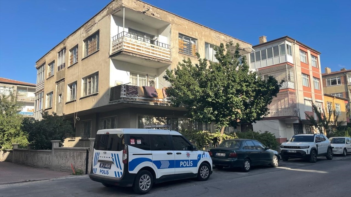 Kayseri'nin Kocasinan ilçesinde evinin 1'inci katındaki balkonundan düşen 2 yaşındaki çocuk...