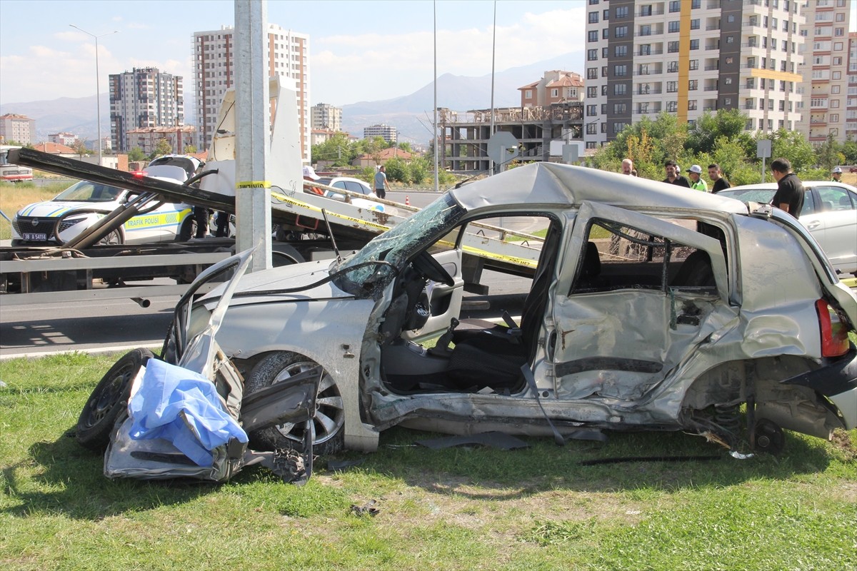 Kayseri'nin Melikgazi ilçesinde iki otomobilin çarpışması sonucu 2 kişi öldü, 3 kişi...
