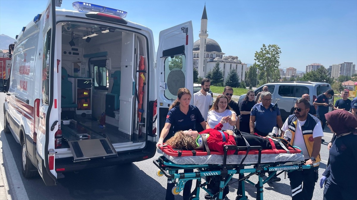 Kayseri'nin Melikgazi ilçesinde su kanalına düşen aracın sürücüsü yaralandı. Yaralı, sağlık...