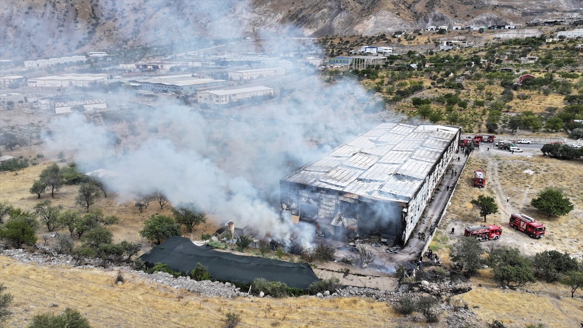 Kayseri Organize Sanayi Bölgesi'nde (OSB) faaliyet gösteren mobilya fabrikasında çıkan yangın...
