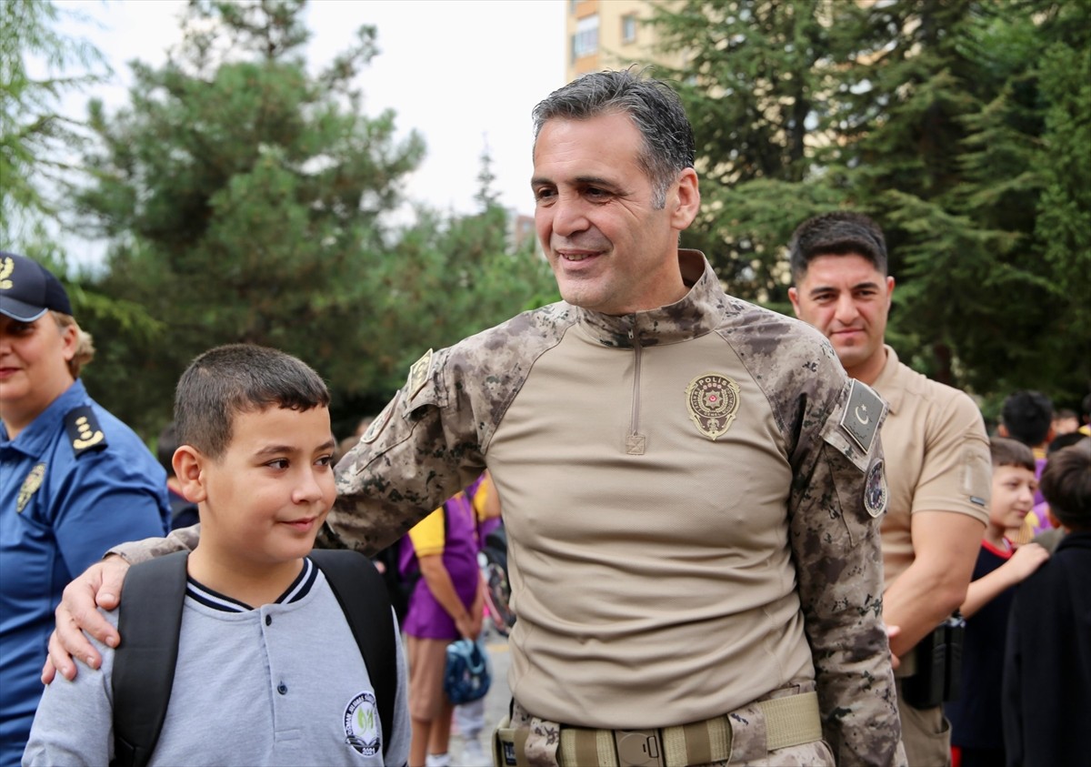 Kayseri İl Emniyet Müdürü Atanur Aydın (sağ 2), şehit polis memuru Ramazan Kırboğa'nın oğullarını...