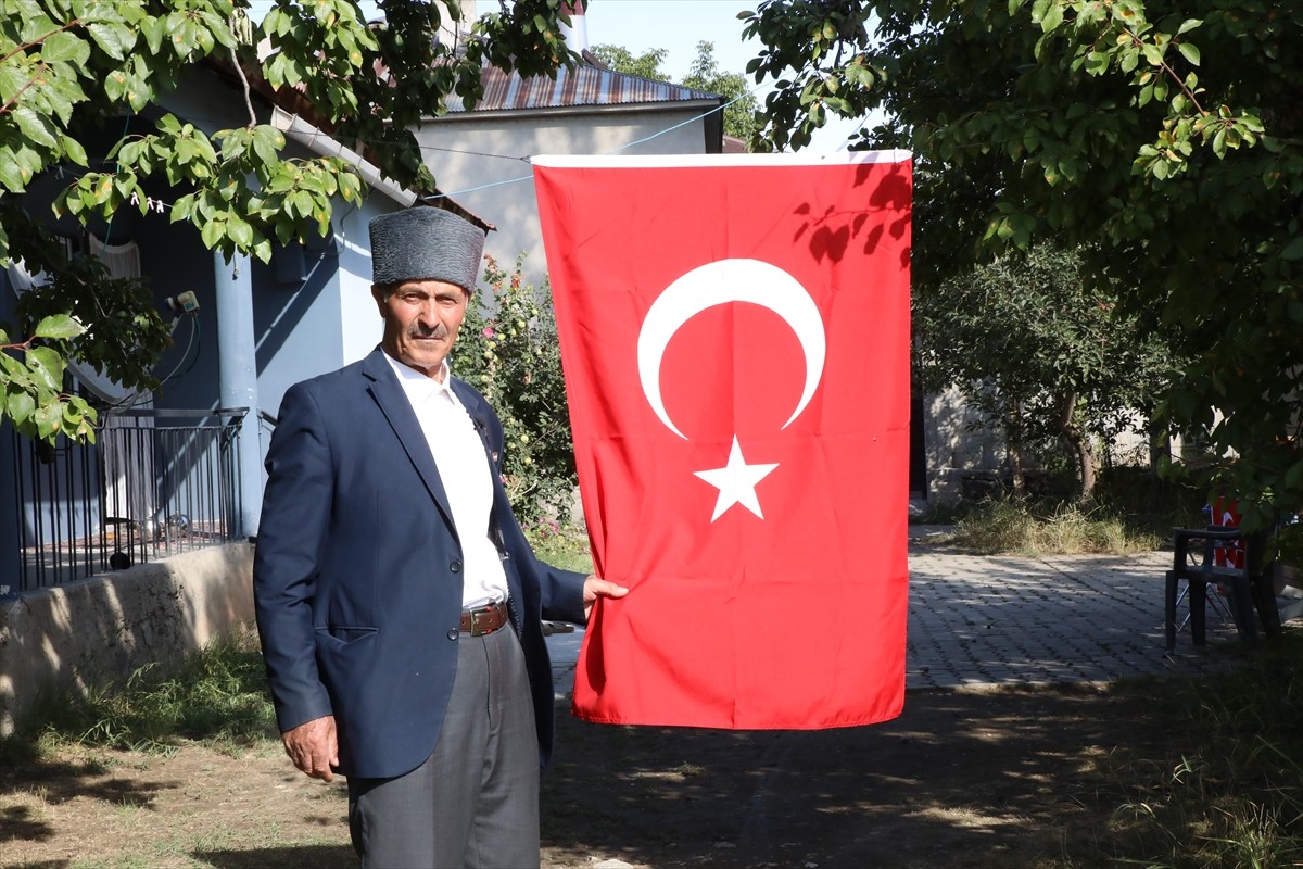 Kıbrıs Barış Harekatı sırasında Beşparmak Dağları'nda 1024 metre yükseklikte dik ve sarp kayaların...