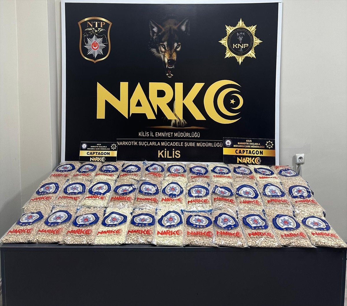 Kilis'te bir araçta 215 bin 312 sentetik hap ele geçirildi, otomobilin sürücüsü tutuklandı.