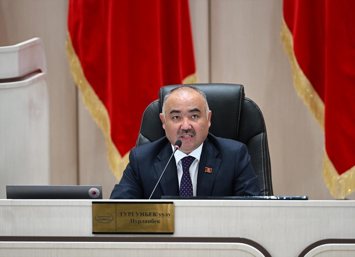 Kırgızistan meclisinin kendi kendini feshetmesi için imza toplanırken Meclis Başkanı Nurlanbek...