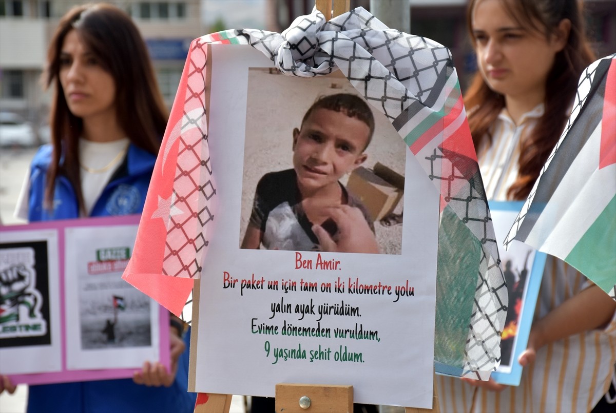 Kırıkkale'de, AK Parti Gençlik Kolları Başkanlığınca yeni eğitim öğretim yılının başlamasıyla...