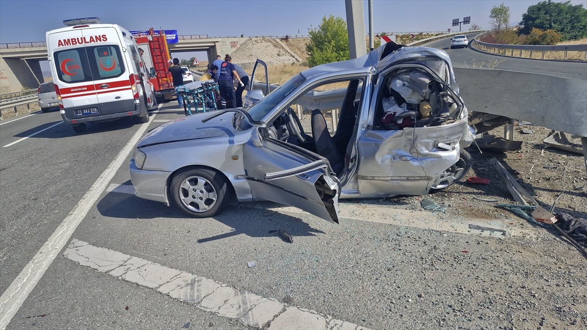 Kırıkkale'de otomobilin bariyerlere çarpması sonucu 1 kişi hayatını kaybetti, 4 kişi...