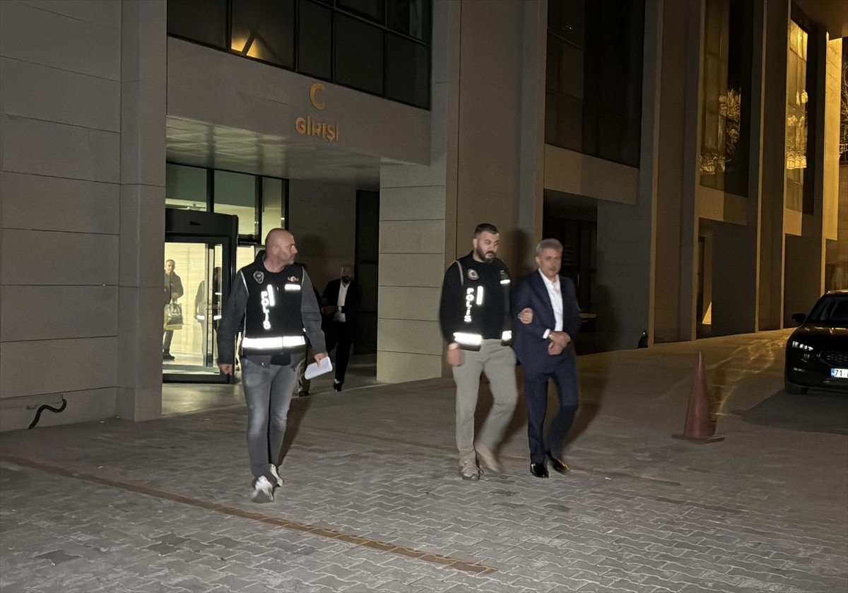 Kırıkkale'de "icbar yoluyla irtikap" soruşturması kapsamında Yahşihan Belediye Başkanı Ahmet...